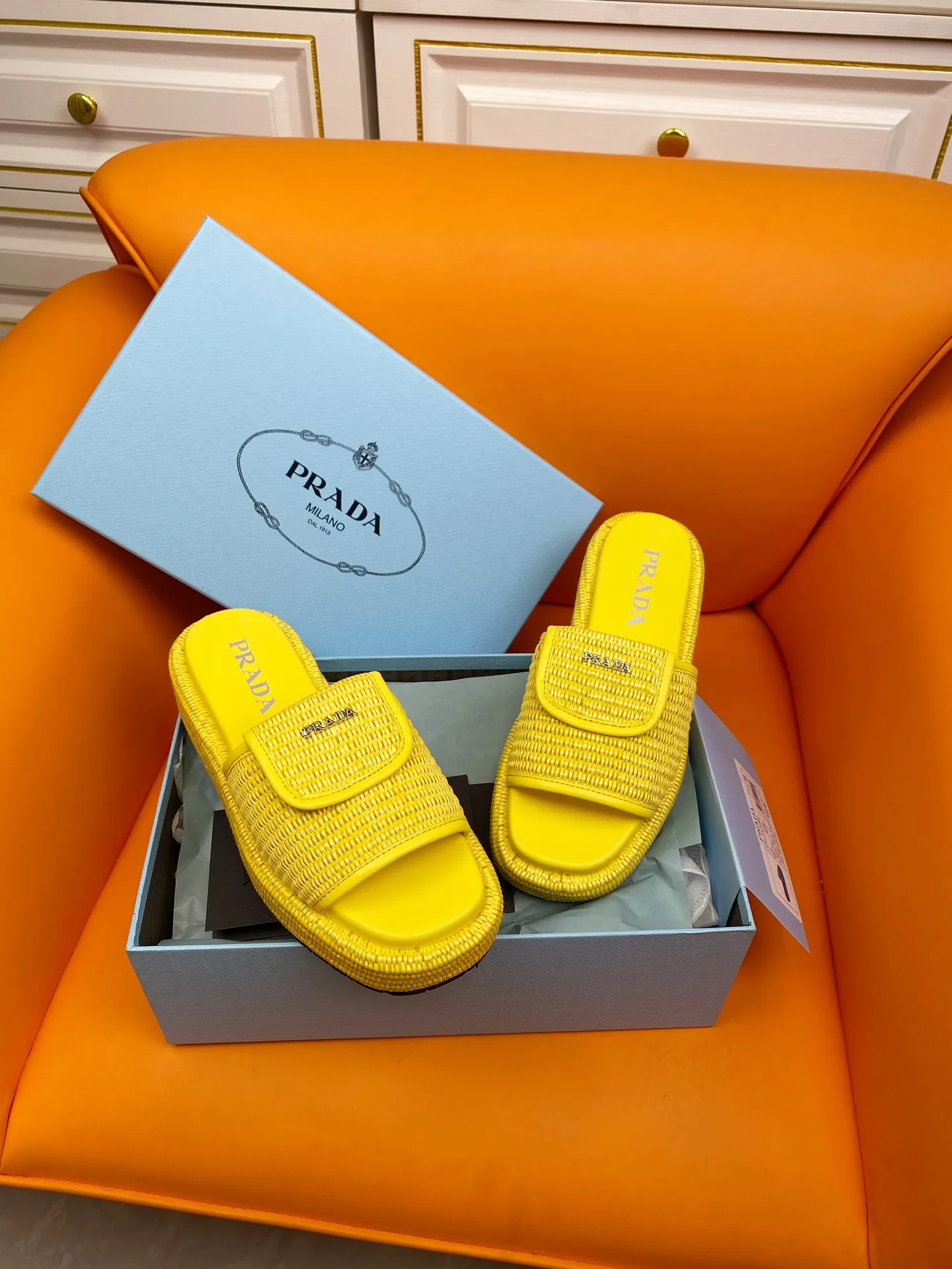 👟👟Ex-factory price 520👟👟 PRADA 2024ss raffia woven slippers This year's popular straw series, lazy people's must-have slippers are so good-looking on the feet. The whole pair of shoes is light, comfortable and bright colors meet the various choices of fashionable people of different styles! Original custom-made raffia Sheepskin lining 1:1 open mold outsole Size number: 35-39 (40 customizations are not returnable)